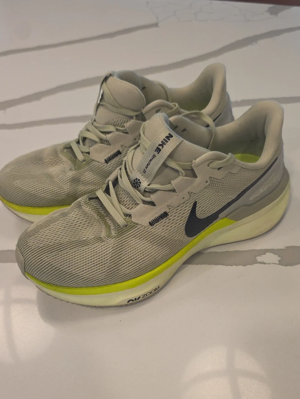 Nike Men’s 8.5 STRUCTURE 25 Light Green and Neon Yellow Running Shoes